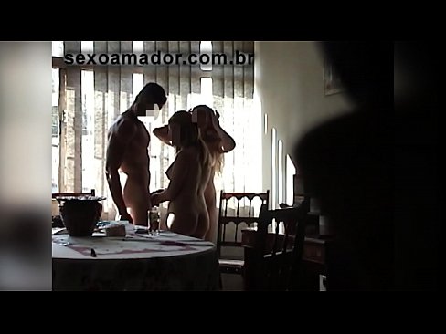 ❤️ Hevalên seksê zilamek dêw û sêyek bi wî re vedixwînin ☑ Vîdyoyê seksî li me